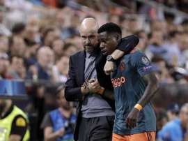 Promes se lesionó ante el Twente y es duda para el trascendental duelo de Champions. EFE