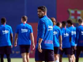 Luis Suárez hizo feliz a Santino. EFE
