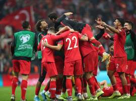 Pocas veces un 0-0 da para tanto: Turquía y Francia, clasificadas. EFE/EPA/TOLGA BOZOGLU
