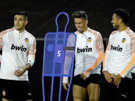 Garay y Jaume Costa, bajas por lesión en la lista del Valencia. EFE/Manuel Bruque