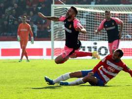 Víctor Díaz lamentó la derrota en el Camp Nou. EFE