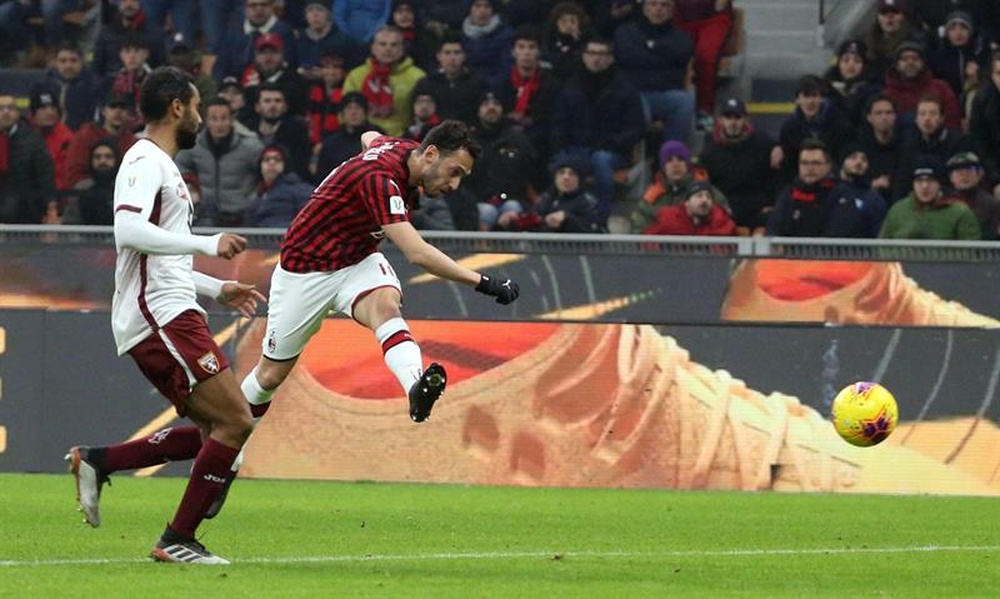 Si complica il rinnovo di Calhanoglu. EFE