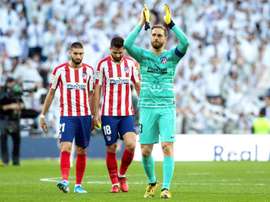 La afición premió a Oblak con el premio 'cinco estrellas'. EFE