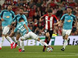 San Mamés se le complica al Athletic. EFE