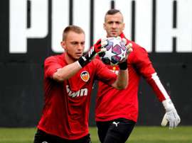 El Valencia necesita vender a Cillessen para cuadrar sus cuentas. EFE/Manuel Bruque