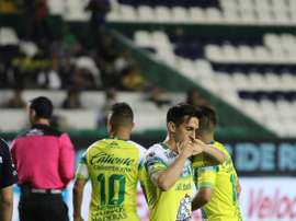 León confirmó siete positivos dentro del club. EFE