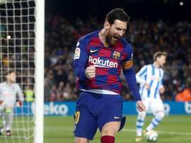 Messi tiene en su mano uno de sus trofeos más preciados. EFE