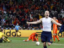 Iniesta recordó su pasado con la Selección junto a Casillas. EFE