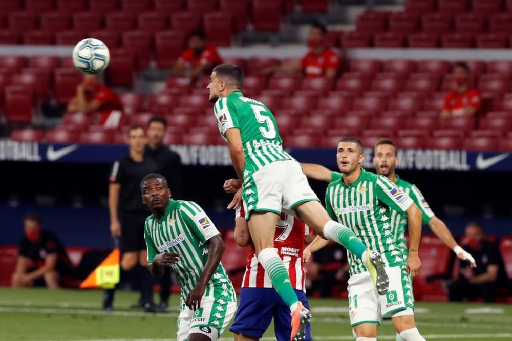 Bartra alabó la campaña del Atlético. EFE