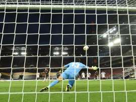 Bono salvó al Sevilla ante el Alavés.