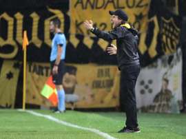 Forlán podría dirigir a Atenas de San Carlos. EFE
