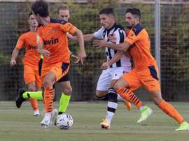 El Eibar presenta una oferta por Rubén Sorbino (d). EFE