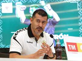 Almirón no puede sentarse en el banquillo del Elche. EFE