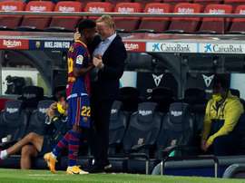 Le Barça fait couler le sous-marin jaune pour son entrée. EFE