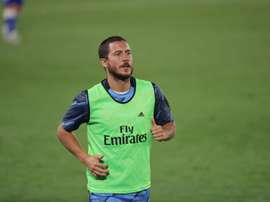 Hazard fue a hablar con Florentino durante el partido. EFE