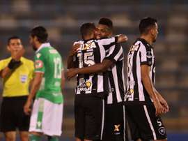 Botafogo apresenta terceiro uniforme com participação de Afonsinho. EFE/Mario Ruiz/Archiov