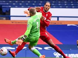 Virgil van Dijk sofru lesão grave de ligamento. AFP