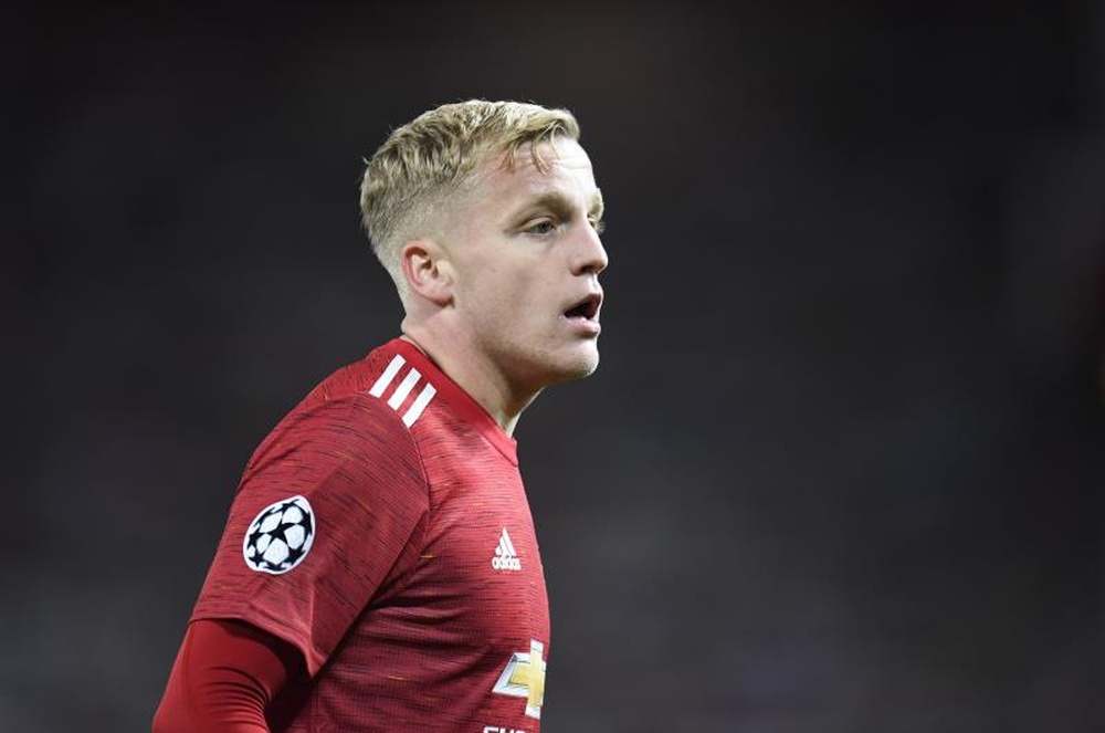 Van de Beek llama a la puerta del Barça. EFE