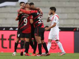 Athletico Paranaense pierde a once jugadores para medirse con River. EFE
