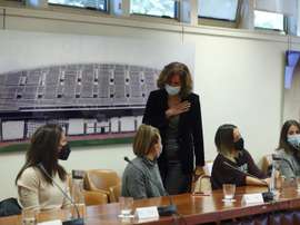 Irene Lozano se reunió con las capitanas de Primera. EFE/Kiko Huesca