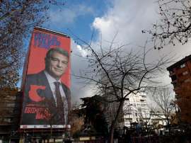 Laporta dice adiós a su pancarta cerca del Bernabéu. EFE