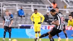 El Newcastle solo puede rascar un punto de penalti y contra diez