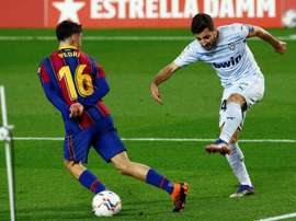 Gayà tiene dudas sobre si renovar o no con el Barça. EFE