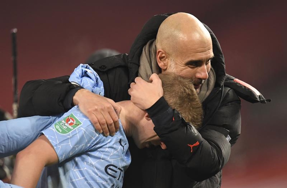 La Volpe cargó duramente contra Guardiola. EFE/EPA/Peter Powell