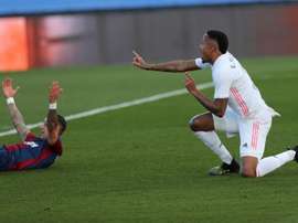 Militao, ocho minutos, roja y una oportunidad desaprovechada. EFE/Kiko Huesca