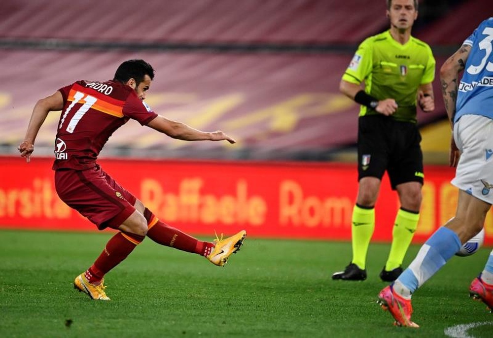 Mkhitaryan y Pedro ponen color al derbi romano. EFE