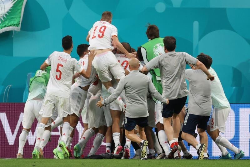 España gana a Italia en pases, goles y ataque