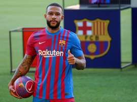 Depay cree que encajará con el juego de Messi y el Kun. EFE