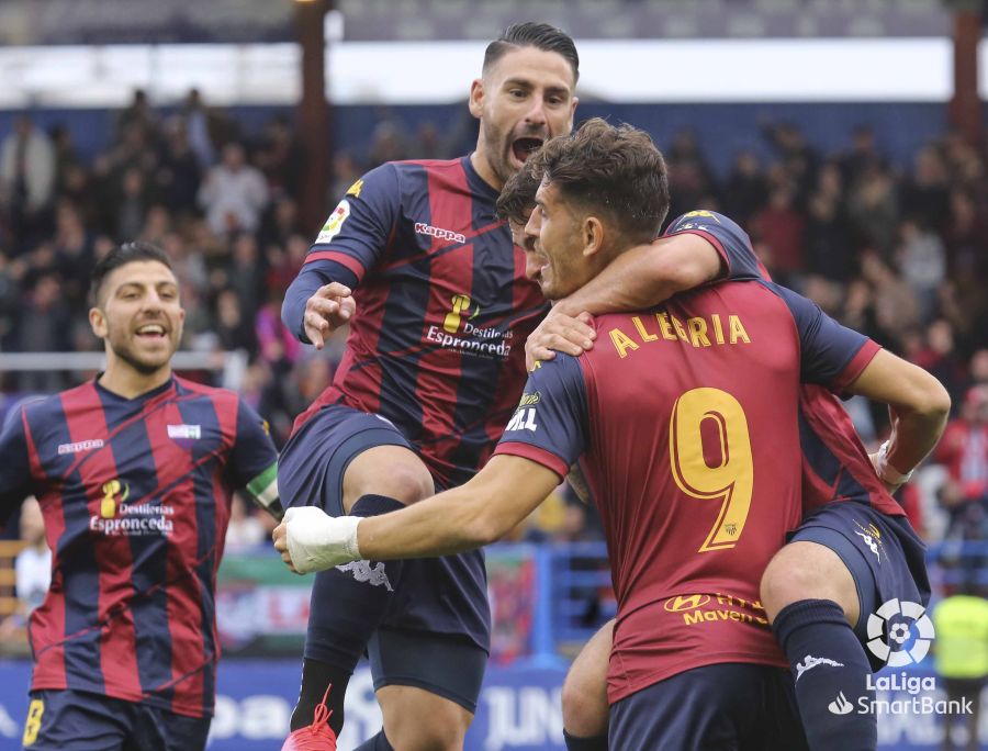 Alex alegría celebrando un gol con sus compañeros en el francisco de la hera
