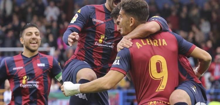 Alex alegría celebrando un gol con sus compañeros en el francisco de la hera