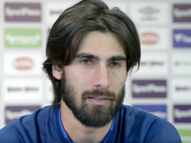 André Gomes lê cartas de fãs e não evita lágrimas. Everton