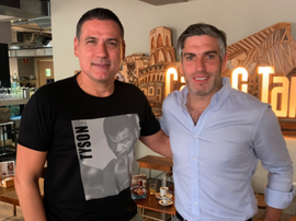 Villalpando (d) relata cómo vive la crisis. EFE