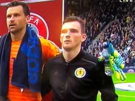 Pareció que Robertson tenía un loro en el hombro. Captura/MainEvent