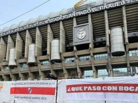 Aparecen banderas 'millonarias' contra Boca en el Bernabéu. Twitter/TodoRiver
