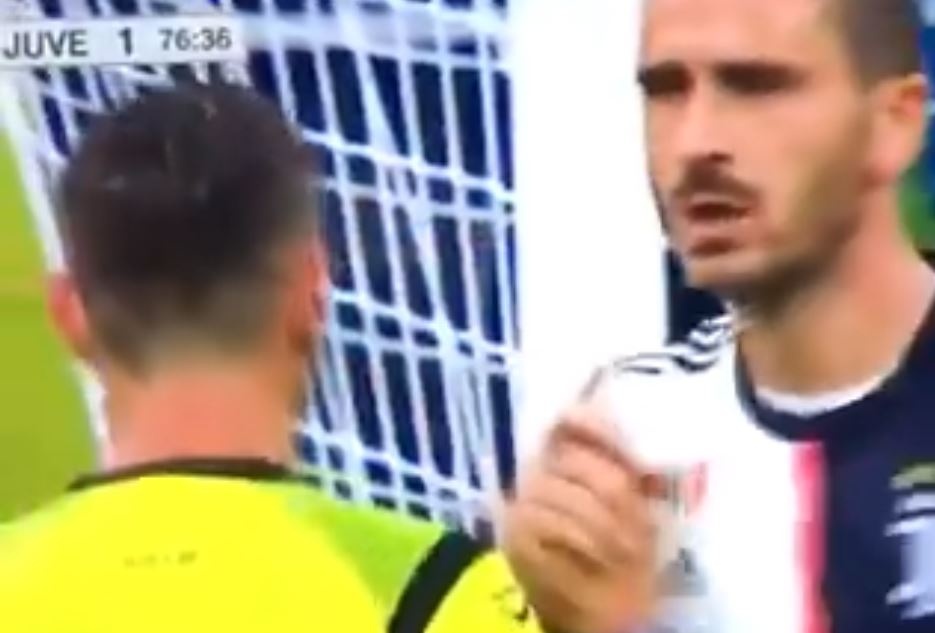 Un Gesto De Bonucci Con El Arbitro Levanta Sospechas En Italia