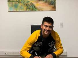 Brian Risso Patrón firma su contrato con Berazategui. ADB_Oficial