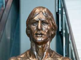 Cruyff ya tiene su busto. Twitter/AFCAjax