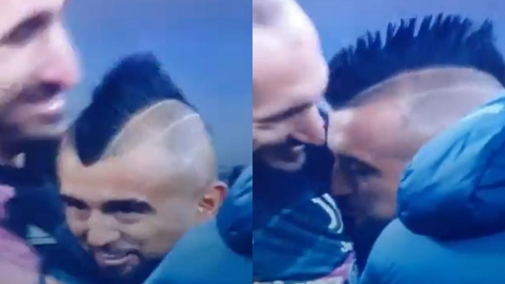 Arturo Vidal kisses Juventus badge! - BeSoccer