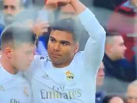 Casemiro pidió los aplausos del Bernabéu para Jovic. Captura/Movistar