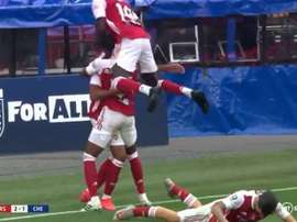 ¿Celebró Ceballos un gol dando golpes en el suelo con la cabeza? Captura/BTSport