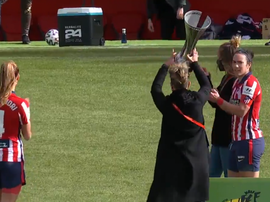 El Atlético Femenino ofreció la Supercopa a su afición. Twitter/AtletiFemenino