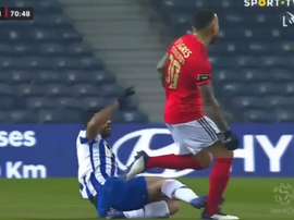 Criminal planchazo a Otamendi. Captura/SportTV