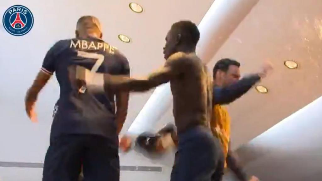 A festa no vestiário do PSG após eliminar o Bayern na ...