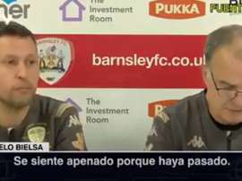 El bucle en el que entraron Bielsa y su traductor por un 'sorry'. Captura/YT/Leeds