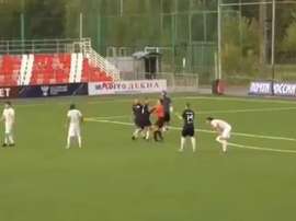 Un ex capitán de Rusia le pegó una paliza a un árbitro en un partido benéfico. Captura/MinutoRuso