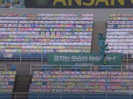Genial iniciativa del Ansan FC para paliar el vacío de los estadios. Dugout